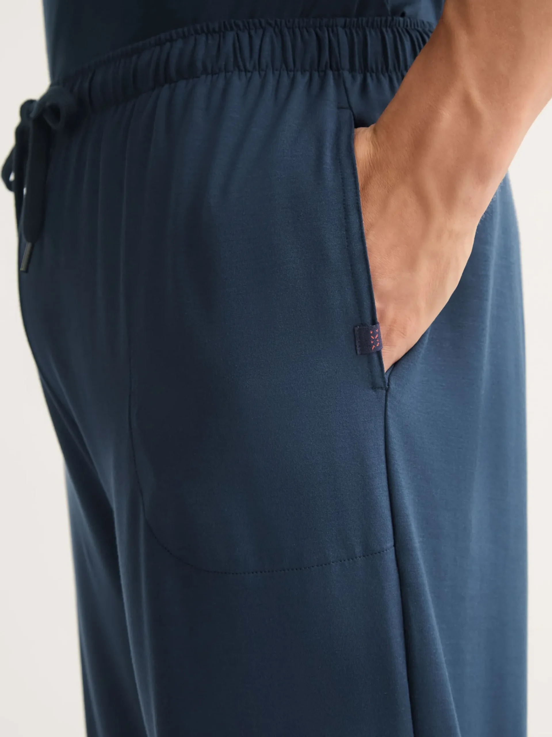 lounge-trousers-tzJVBiHZ-4.webp Derek Rose Lounge Trousers & Shorts|View All>Lounge Trousers Navy Blue