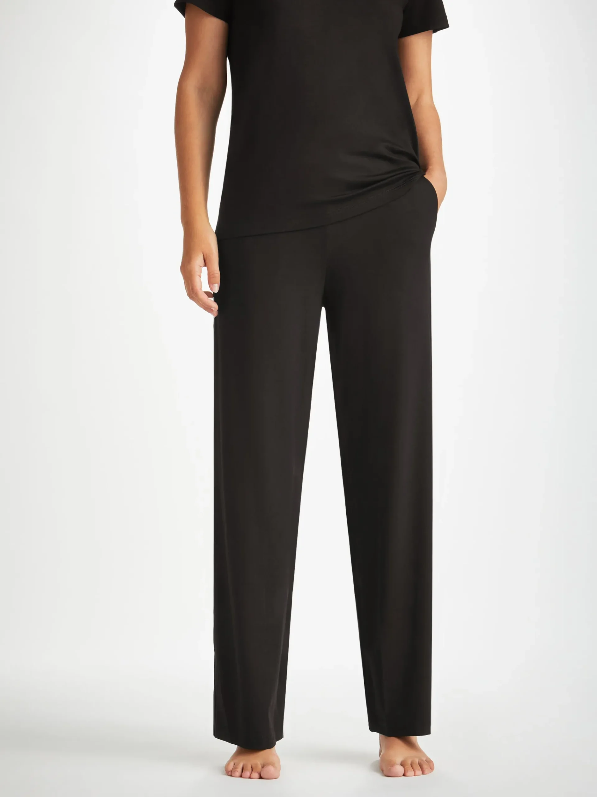 t-shirt-and-lounge-trousers-se-sYKZWyNg-3.webp Derek Rose Sets|View All>T-Shirt And Lounge Trousers Set Black